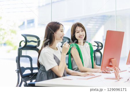 オフィスで働くビジネスウーマン 129096171