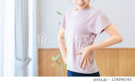 ボディラインをチェックする女性 129096393