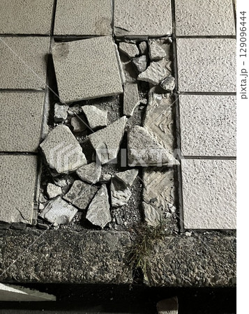 割れたタイル 割れたタイル 129096444