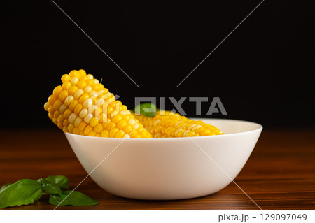 yellow corn in a plate close-up 129097049