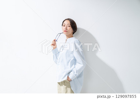 眼鏡を持つ女性 129097855