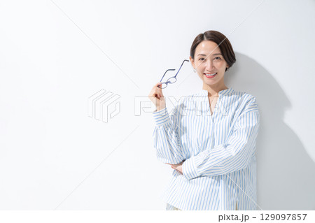 眼鏡を持つ女性 129097857
