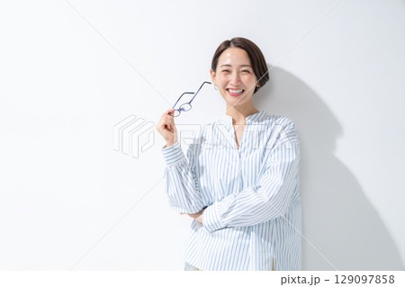 眼鏡を持つ女性 眼鏡を持つ女性 129097858