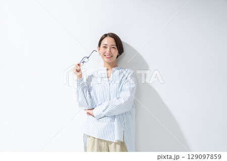 眼鏡を持つ女性 眼鏡を持つ女性 129097859