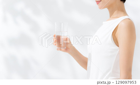 ミネラルウォーターを持つ女性	 129097953