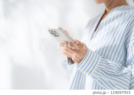 女性　スマートフォン　スマホ　手元	 129097955