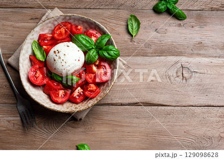 Tomato salad with burrata cheese 129098628