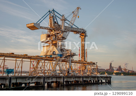 朝日に染まるアンローダー 129099110