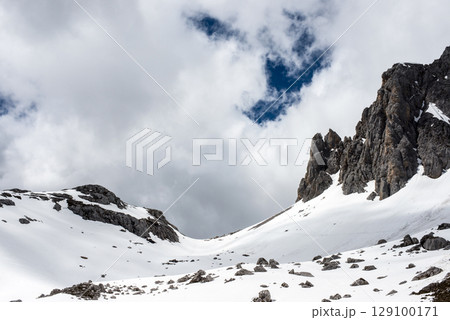 Winter landscape in Picos de Europa, Spain 129100171