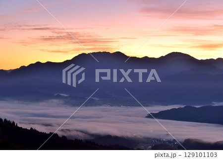 魚沼スカイライン（六日町展望台）からの魚沼盆地の雲海 129101103