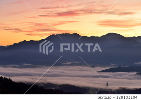 魚沼スカイライン(六日町展望台)からの魚沼盆地の雲海 魚沼スカイライン(六日町展望台)からの魚沼盆地の雲海 129101104