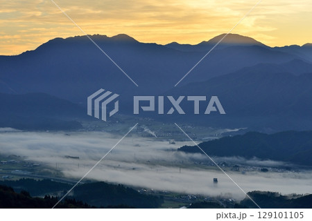 魚沼スカイライン(六日町展望台)からの魚沼盆地の雲海 魚沼スカイライン(六日町展望台)からの魚沼盆地の雲海 129101105