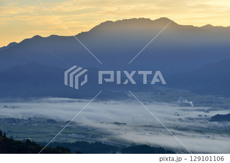 魚沼スカイライン（六日町展望台）からの魚沼盆地の雲海 129101106