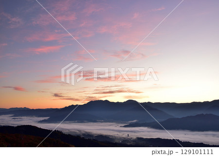 魚沼スカイライン（六日町展望台）からの魚沼盆地の雲海 129101111