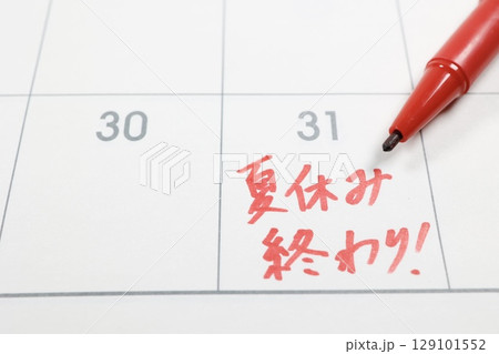 カレンダーに書かれた夏休み終了の手書きメモ 129101552