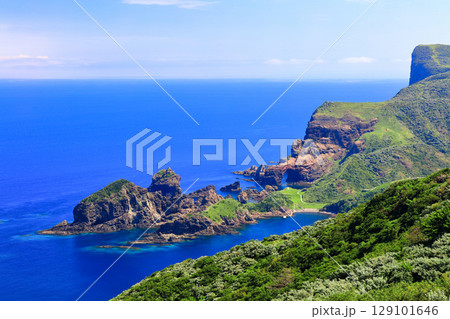 【島根県】赤尾展望所から見た国賀海岸(隠岐の島 西ノ島) 【島根県】赤尾展望所から見た国賀海岸(隠岐の島 西ノ島) 129101646