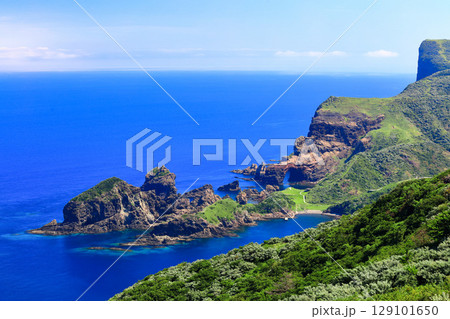 【島根県】赤尾展望所から見た国賀海岸（隠岐の島　西ノ島） 129101650