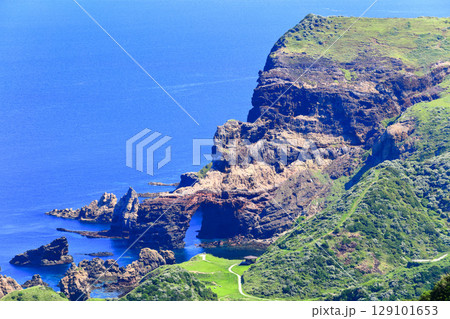 【島根県】赤尾展望所から見た国賀海岸（隠岐の島　西ノ島） 129101653