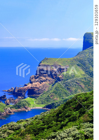 【島根県】赤尾展望所から見た国賀海岸(隠岐の島 西ノ島) 【島根県】赤尾展望所から見た国賀海岸(隠岐の島 西ノ島) 129101659
