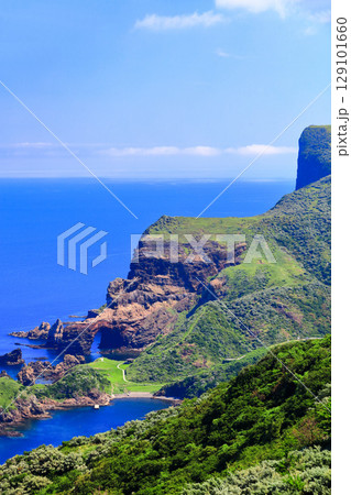 【島根県】赤尾展望所から見た国賀海岸（隠岐の島　西ノ島） 129101660