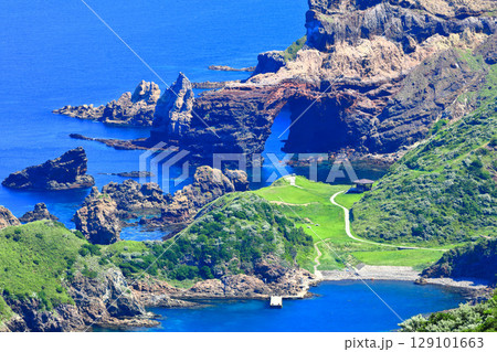 【島根県】赤尾展望所から見た国賀海岸（隠岐の島　西ノ島） 129101663