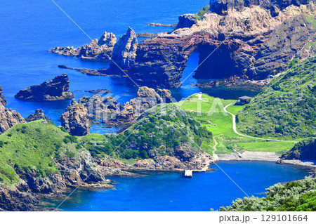 【島根県】赤尾展望所から見た国賀海岸(隠岐の島 西ノ島) 【島根県】赤尾展望所から見た国賀海岸(隠岐の島 西ノ島) 129101664