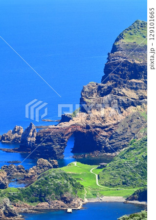【島根県】赤尾展望所から見た国賀海岸（隠岐の島　西ノ島） 129101665