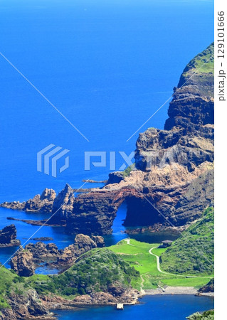 【島根県】赤尾展望所から見た国賀海岸（隠岐の島　西ノ島） 129101666