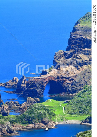【島根県】赤尾展望所から見た国賀海岸(隠岐の島 西ノ島) 【島根県】赤尾展望所から見た国賀海岸(隠岐の島 西ノ島) 129101670