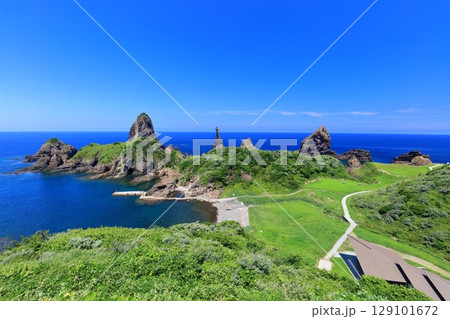 【島根県】快晴の国賀海岸の国賀浜（隠岐の島　西ノ島） 129101672