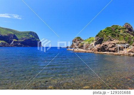 【島根県】快晴の国賀海岸の国賀浜(隠岐の島 西ノ島) 【島根県】快晴の国賀海岸の国賀浜(隠岐の島 西ノ島) 129101688