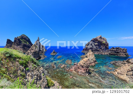 【島根県】快晴の国賀海岸の天上界（隠岐の島　西ノ島） 129101702