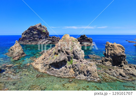 【島根県】快晴の国賀海岸の天上界（隠岐の島　西ノ島） 129101707