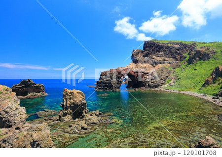 【島根県】快晴の国賀海岸の通天橋（隠岐の島　西ノ島） 129101708