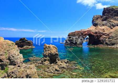 【島根県】快晴の国賀海岸の通天橋（隠岐の島　西ノ島） 129101711