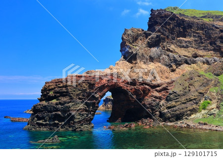 【島根県】快晴の国賀海岸の通天橋(隠岐の島 西ノ島) 【島根県】快晴の国賀海岸の通天橋(隠岐の島 西ノ島) 129101715