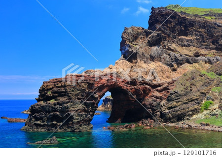 【島根県】快晴の国賀海岸の通天橋(隠岐の島 西ノ島) 【島根県】快晴の国賀海岸の通天橋(隠岐の島 西ノ島) 129101716