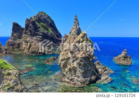 【島根県】快晴の国賀海岸の天上界（隠岐の島　西ノ島） 129101726