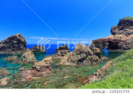 【島根県】快晴の国賀海岸の天上界（隠岐の島　西ノ島） 129101735