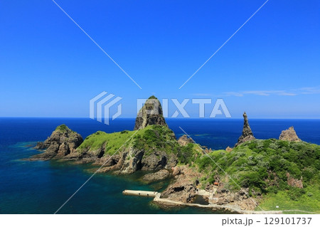 【島根県】快晴の国賀海岸の国賀浜（隠岐の島　西ノ島） 129101737