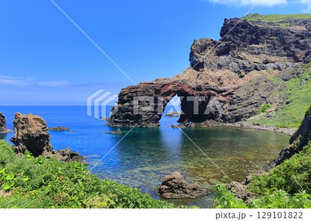 【島根県】快晴の国賀海岸の通天橋(隠岐の島 西ノ島) 【島根県】快晴の国賀海岸の通天橋(隠岐の島 西ノ島) 129101822