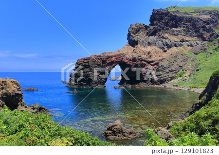 【島根県】快晴の国賀海岸の通天橋(隠岐の島 西ノ島) 【島根県】快晴の国賀海岸の通天橋(隠岐の島 西ノ島) 129101823
