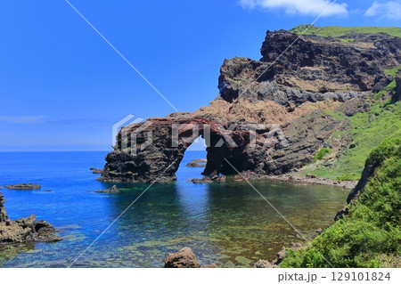 【島根県】快晴の国賀海岸の通天橋（隠岐の島　西ノ島） 129101824