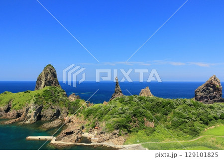 【島根県】快晴の国賀海岸の国賀浜（隠岐の島　西ノ島） 129101825