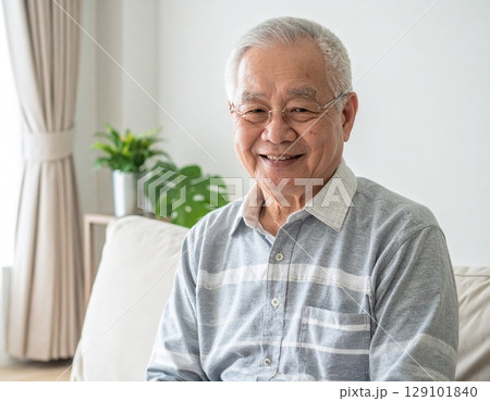 日本人、明るい室内で一人暮らしの高齢者が安心して過ごす様子、遠隔見守りシステムのイメージ 129101840