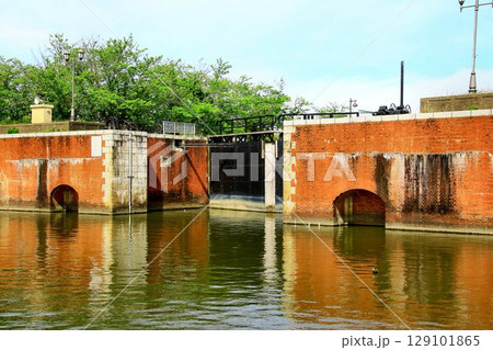 今でも現役で稼働する大正期に造られた貴重な土木遺産… 『横利根閘門』 129101865