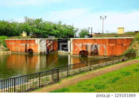 今でも現役で稼働する大正期に造られた貴重な土木遺産… 『横利根閘門』 今でも現役で稼働する大正期に造られた貴重な土木遺産… 『横利根閘門』 129101869