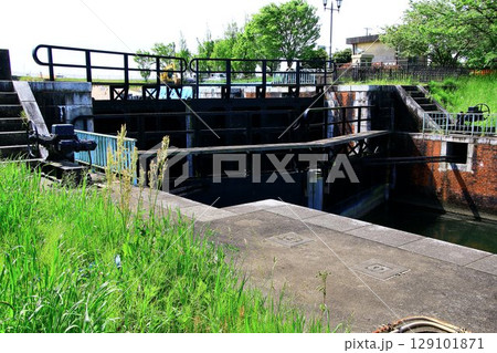 今でも現役で稼働する大正期に造られた貴重な土木遺産… 『横利根閘門』 129101871