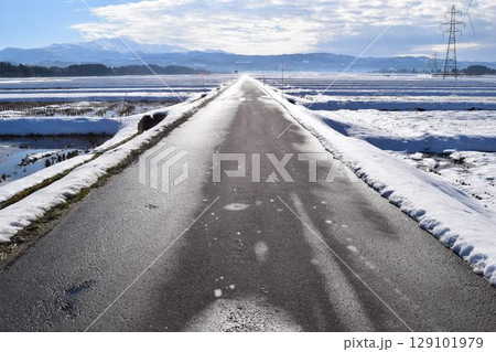豪雪地方の道路 山形県 129101979