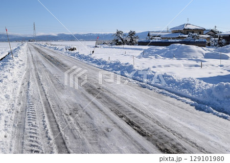 豪雪地方の道路 山形県 129101980